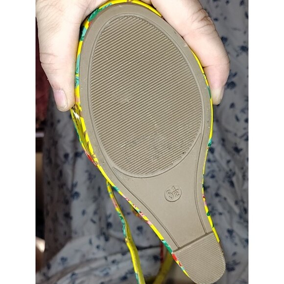 Breckelle's Yellow Wedge platform heels size 5.5 - Picture 6 of 6